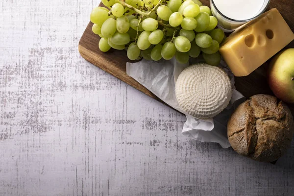 Traditional Jewish holiday, Shavuot. The harvest season. — Stock Photo, Image