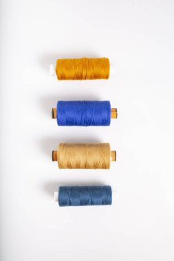 Renkli pamuk ipliği bobinleri. Dikiş aksesuarları