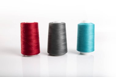  Renkli pamuk ipliği bobinleri. Dikiş aksesuarları