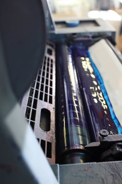 Baskı makinesi. Yazıcı baskı makinesini destekler.