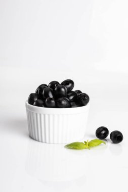 Beyaz arka planda siyah zeytin kompozisyonu.