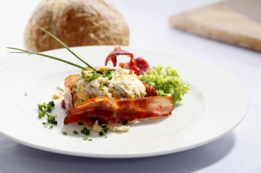 Patates kızartması ve kızarmış pastırmalı omlet.