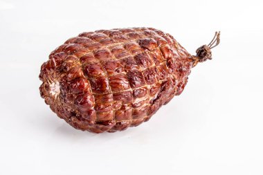 Yağ ile füme jambon. Beyaz arka planda soğuk et.