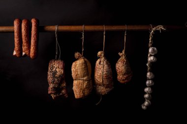 Geleneksel olarak füme etler, jambon, sosis, pastırmalı bir Smokehouse.