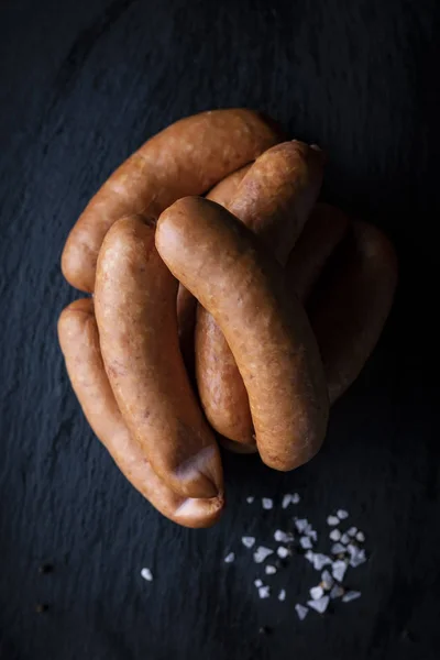 Saucisse, saucisse fine fumée sur fond noir — Photo