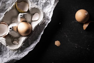 Bir mutfak ahşap tezgah üzerinde tavuk yumurta.