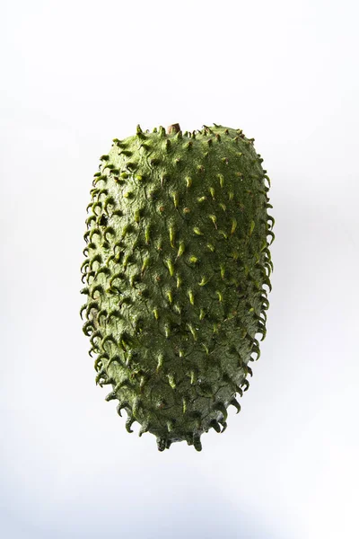 Graviola, een exotisch fruit. Zoet tropisch groen fruit — Stockfoto