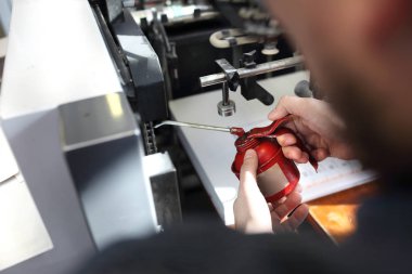 Baskı makinesinin onarımı ve bakımı.