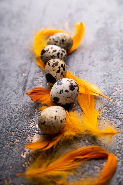 Velikonoce, přírodní Křepelčí vejce ve sváteční atmosféře. — Stock fotografie