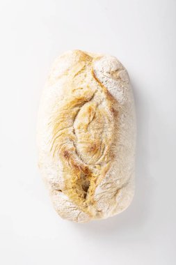 Geleneksel ekmek. Beyaz arka planda ekmek.