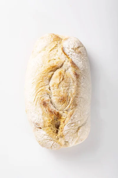 Traditionelles Brot. Brot auf weißem Hintergrund. — Stockfoto