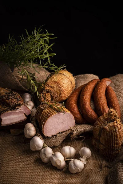 Ev yapımı geleneksel füme, taze sarımsak ve otlar ile bileşiminde sade sosis