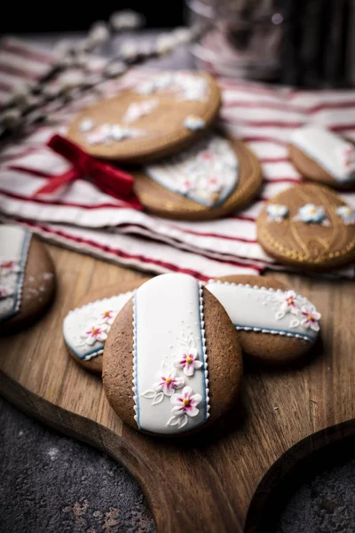 Traditional homemade Easter shortbread cookies with icing — Stock Photo, Image