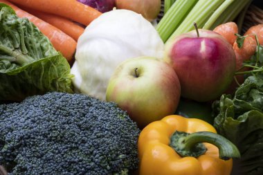 Renkli sebze ve meyveler, brokoli, biber, elma, havuç, soğan. Sağlıklı beslenme