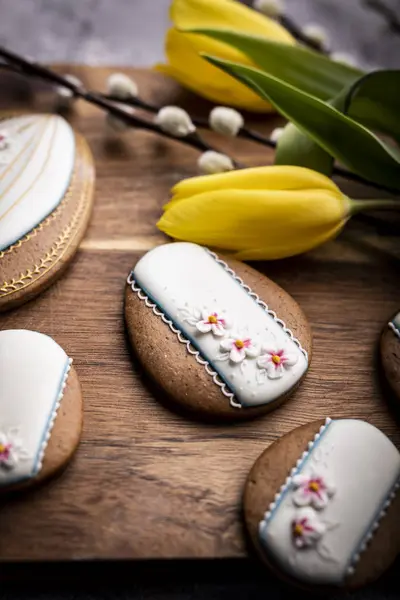 Traditional homemade Easter butter cookies with icing — Stock Photo, Image