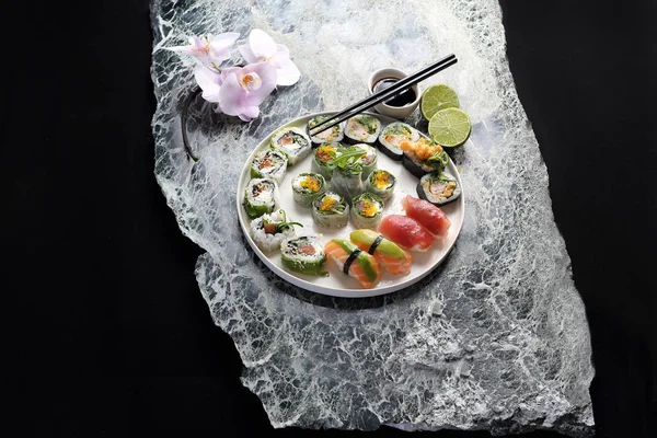 Sushi. Fresh, appetizing set of sushi. Traditional Japanese cuisine — Stock Photo, Image