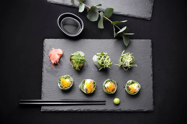 Börek, somon ile suşi rulo, rucola, philadelphia peyniri.