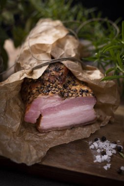 Otlar, lezzetli ve aromatik ülke jambon ile Füme pastırma.