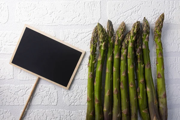 Spargel, frisches Gemüse der Saison auf weißem Hintergrund. — Stockfoto