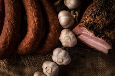 Kır eti, Füme domuz pastırması ve ince sosis