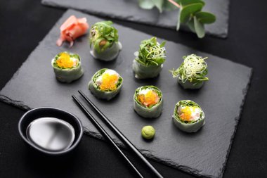 Börek, somon ile suşi rulo, rucola, philadelphia peyniri.