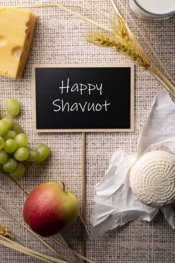 Mutlu Shavuot. Geleneksel Yahudi bayramı. Hasat mevsimi.