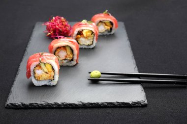Sushi, avokado karides ve somon ile uramiaki