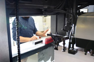 Yazıcı. Yazıcı kontrol panelini destekler, yazdırma işlemini denetler