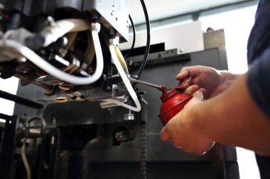 Baskı makinesinin onarımı ve bakımı.