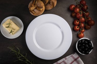 Tablo ayarı. Masada beyaz plaka ve yemek malzemeleri.