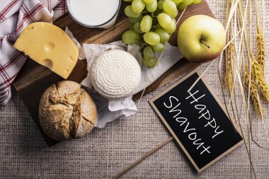 Shavuot geleneksel bir dini Yahudi tatilidir.