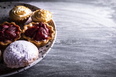  Ahududu ve krema, kekler ile Pişmiş kurabiye