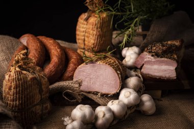 Geleneksel füme, taze sarımsak ve otlar ile bileşiminde sade sosis