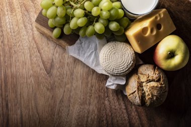 Shavuot, süt ürünleri ve meyveler. Geleneksel Yahudi tatili