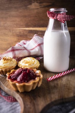 Çilek ve puding ile kekler ile Mini tart.