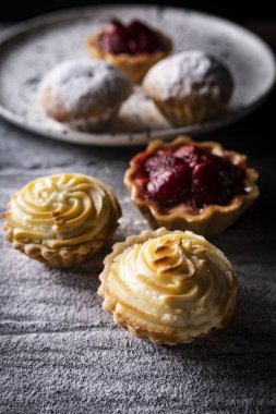  Ahududu ve krema, kekler ile Pişmiş kurabiye