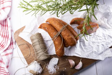 Ülke füme sosis, geleneksel, iştah açıcı ev yapımı et.