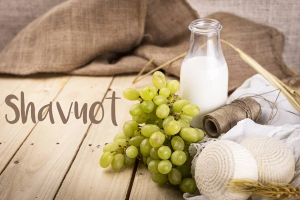 Shavuot geleneksel bir dini Yahudi tatilidir.