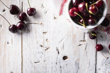  Ahşap beyaz bir arka plan üzerinde taze kiraz. Sulu kiraz.