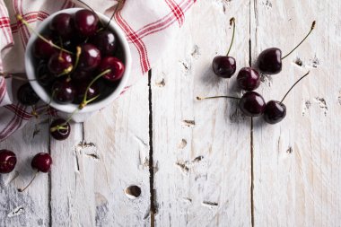 Ahşap beyaz arka plan üzerinde tabakta kiraz. taze olgun kiraz. tatlı kiraz.
