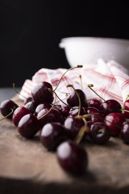 Taze kiraz. Ahşap bir tahta üzerinde Kiraz. 