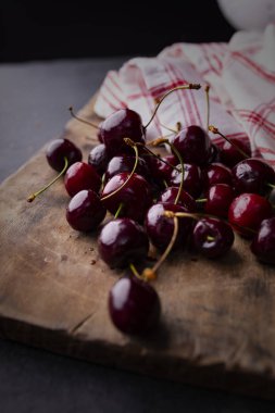 Tahta bir tahtanın üzerinde kiraz. taze kiraz.
