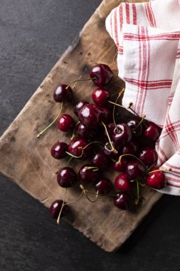 Taze kiraz. Ahşap bir tahta üzerinde Kiraz. 