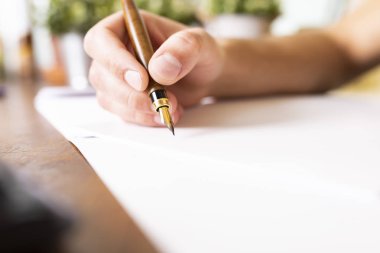 Ofis işi. Belgeyi imzalama. Çalışan işaretleri