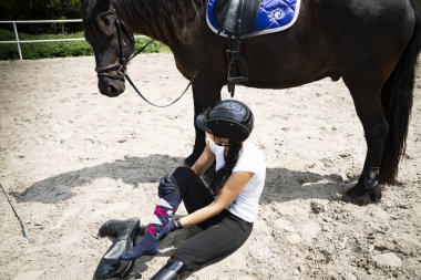 Attan düşmek. Yaralı ve bacağı yaralı bir kadın..