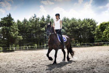 Binicilik. Kadın binici ata biner..