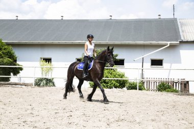 Binicilik. Kadın binici ata biner..