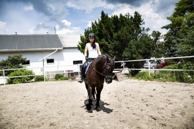 Binicilik. Kadın binici ata biner..