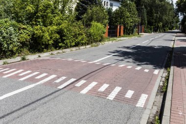 Sonbahar için hız tümseği. Hız limiti. Yolda güvenlik