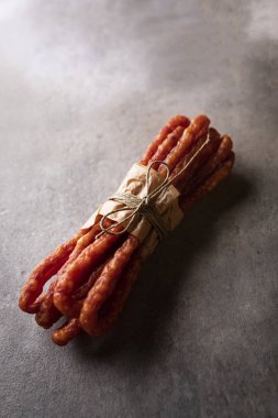 Koyu bir arka plan üzerinde ince sosisler. Etli atıştırmalık